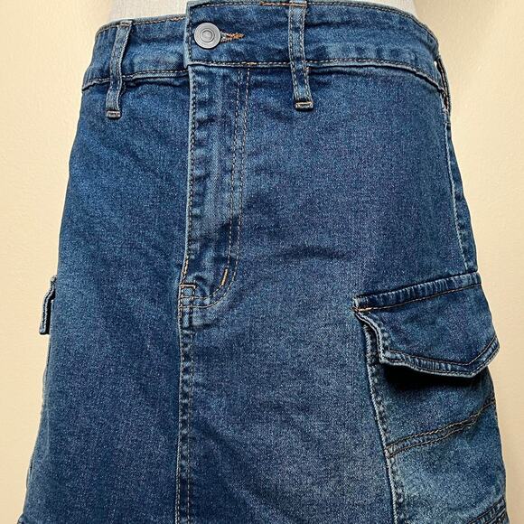 Vintage 90s blue denim mini skirt with chunky pockets - Picture 3 of 5